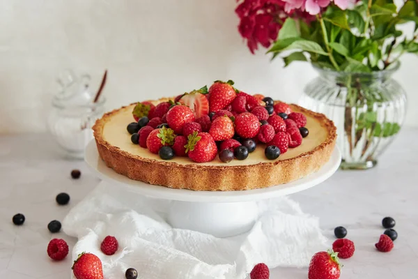 Delicioso Pastel Queso Con Bayas Frescas Encima Sobre Fondo Blanco — Foto de Stock