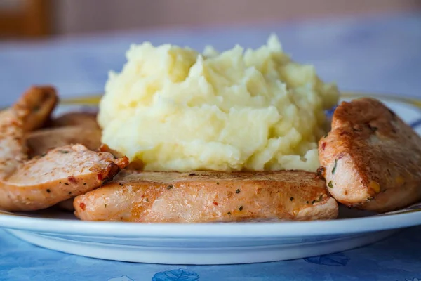 Close Shot Plate Spiced Chicken Homemade Mashed Potatoes Center — Stock Photo, Image