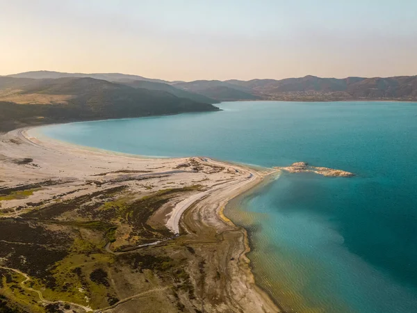 Een Landschap Van Heuvels Omgeven Door Zee Onder Het Zonlicht — Stockfoto