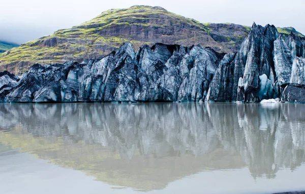 Solheimajokull冰川湖 后面有山 水面上有倒影 — 图库照片