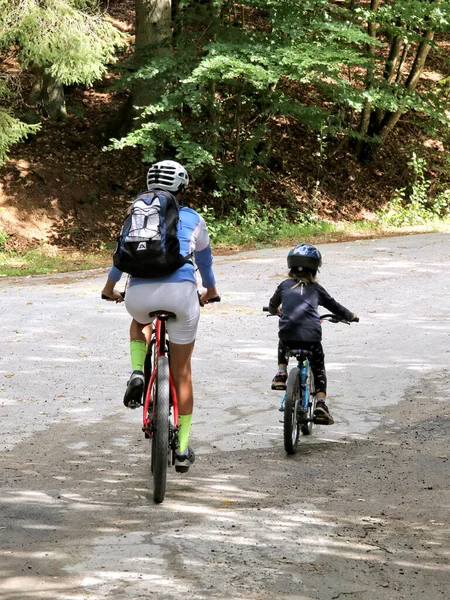 Bayern Germany Aug 2021 Mother Child Bike Way Forest — Stock Photo, Image