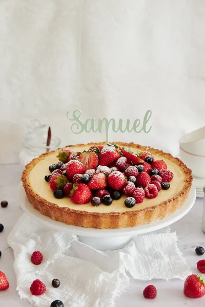 Ein Köstlicher Käsekuchen Mit Frischen Beeren Darauf Und Einem Spruch — Stockfoto