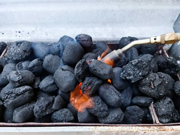 Préparation Charbon Bois Avec Brûleur Gaz Pour Barbecue — Photo