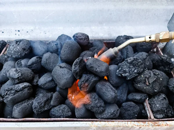 Die Zubereitung Von Holzkohle Mit Dem Gasbrenner Zum Grillen — Stockfoto