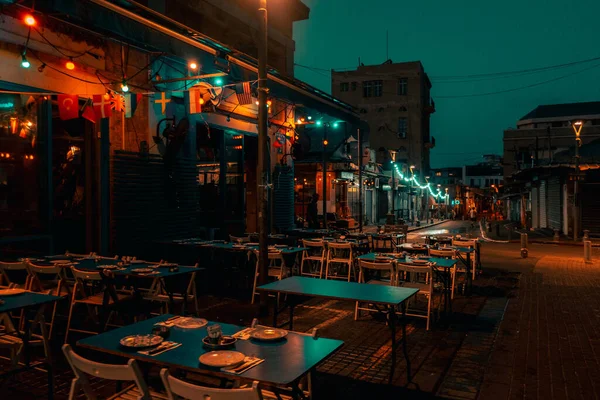 Jerusalem Israel 2021年7月16日 以色列耶路撒冷街头餐馆空座位和长椅的风景 — 图库照片