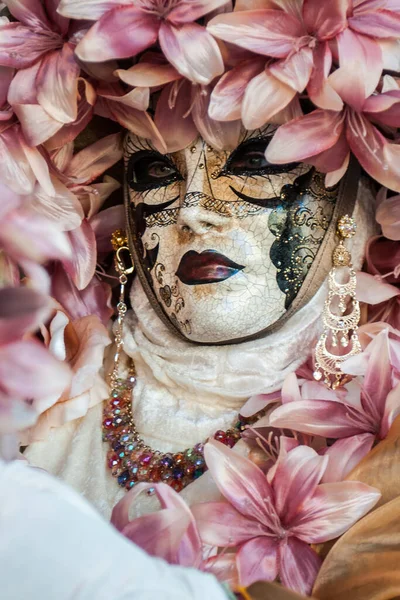 Pionowe Ujęcie Kobiety Masce Stroju Karnawałowego Kwiatami Wenecji Włochy — Zdjęcie stockowe