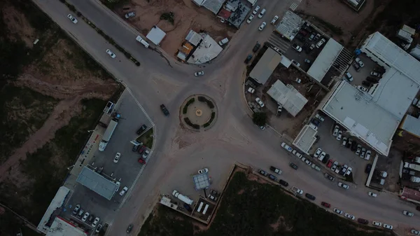 Luftaufnahme Einer Asphaltierten Kreuzung Mit Autos Und Parkplätzen — Stockfoto