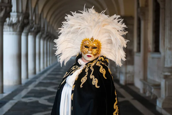 Человек Золотой Маске Карнавальном Костюме Стоит Дворце Дожа Венеция Италия — стоковое фото