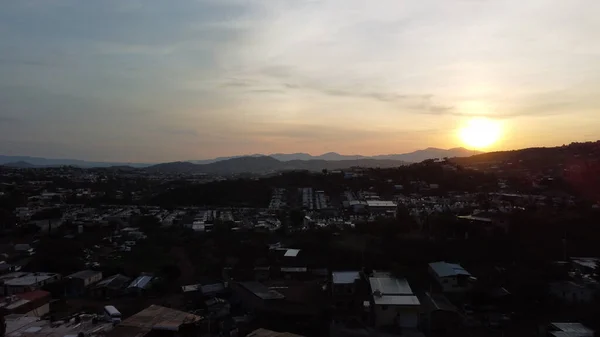 Una Vista Aérea Del Paisaje Urbano Con Edificios Densos Colinas —  Fotos de Stock