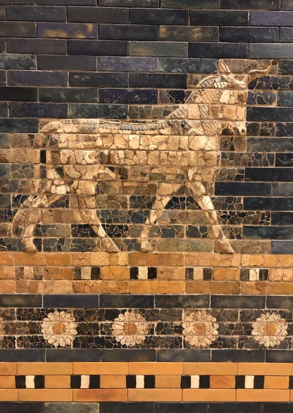 Pionowy Ujęcie Konia Grawerowanie Pergamonmuseum Ścianie Berlinie Germa — Zdjęcie stockowe
