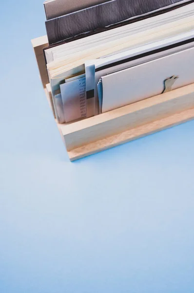 纸盒装在蓝色冲浪板上的装有纸片的木盒的垂直截图 — 图库照片