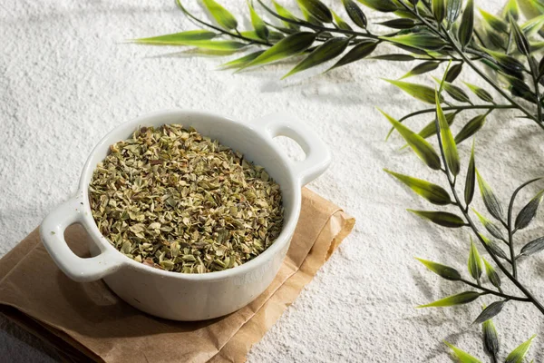 Primer Plano Pequeño Tazón Timo Seco Decorado Con Ramas Plantas —  Fotos de Stock