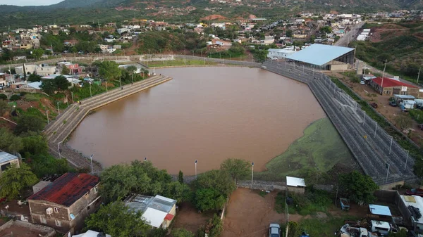 Eine Schöne Luftaufnahme Eines Braunen Sees Und Dichter Gebäude Nogales — Stockfoto