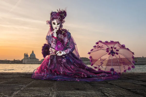 ヴェネツィア イタリアの傘で水によってポーズマスクとカーニバルの衣装を身に着けている女性 — ストック写真