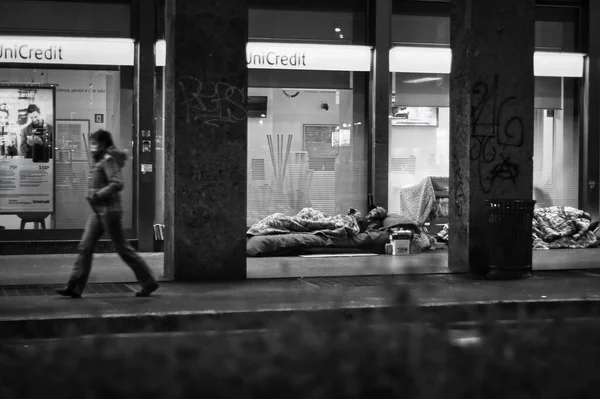 Milano Olaszország Dec 2020 Egy Hajléktalan Okostelefont Használ Miközben Olaszországi — Stock Fotó