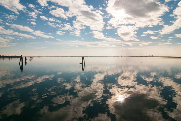 Gyönyörű Kilátás Tükröződő Víz Alatt Felhős Sziget Burano Velence Olaszország — Stock Fotó