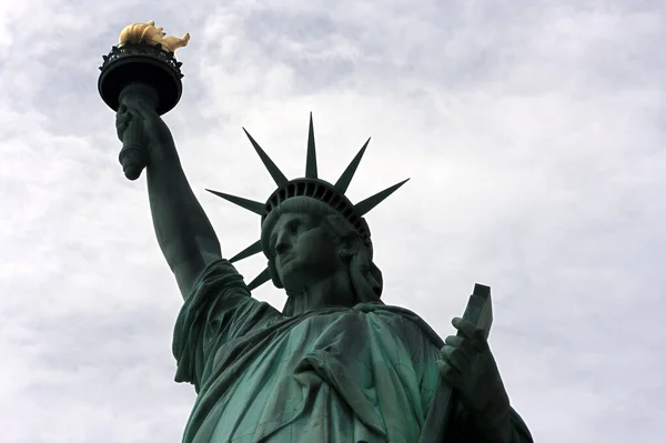 美国自由女神像的低角度镜头 — 图库照片