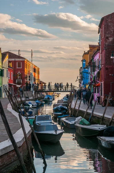 Vertikální Záběr Lodí Barevných Domů Pod Zataženou Oblohou Ostrově Burano — Stock fotografie