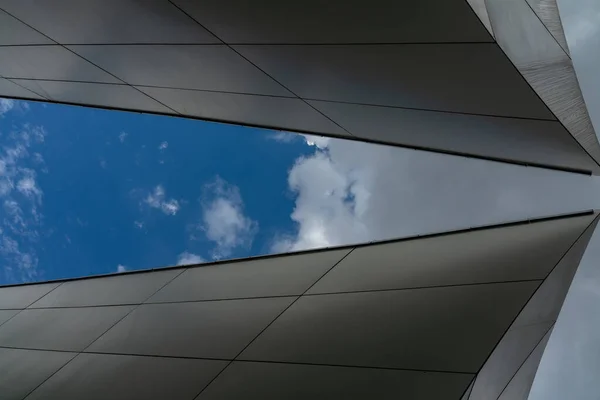 Tiro Ângulo Baixo Curva Padrão Edifício Moderno Exterior — Fotografia de Stock