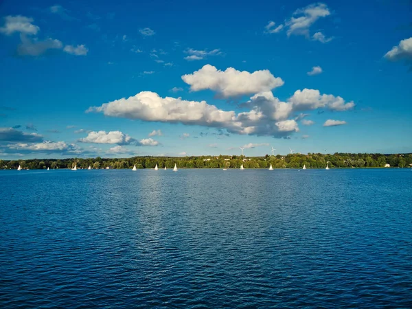 Barco Vela Lago Starnberg Moradores Munique Turistas Velejam Relaxam Idílico — Fotografia de Stock