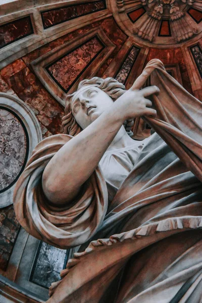 バチカンのサン ピエトロ大聖堂の彫像の詳細の垂直ショット — ストック写真