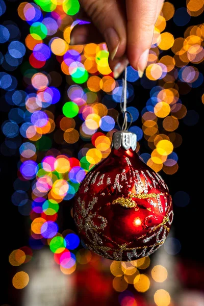 Close Vertical Uma Mão Segurando Decoração Natal Fundo Luzes Bokeh — Fotografia de Stock