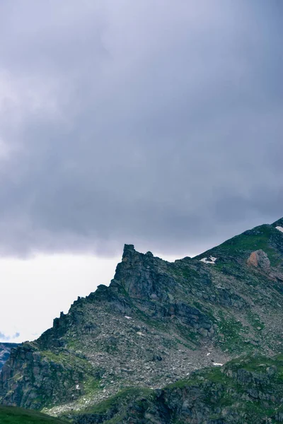 Вертикальний Знімок Схилу Скелястої Гори Фоні Хмарного Неба — стокове фото