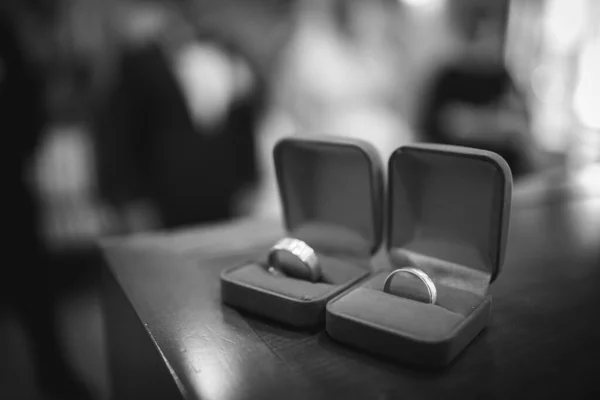 Een Grijswaarden Shot Van Trouwringen Tijdens Ceremonie — Stockfoto