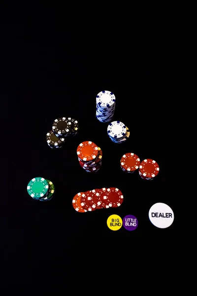 Siyah Arkaplandaki Poker Çiplerinin Yakın Plan Çekimi — Stok fotoğraf