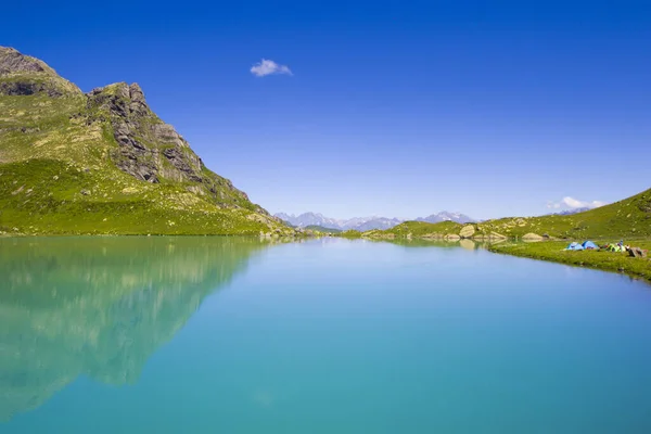 Ein Malerischer Blick Auf Den Alpinen Bergsee Georgien Bei Tag — Stockfoto