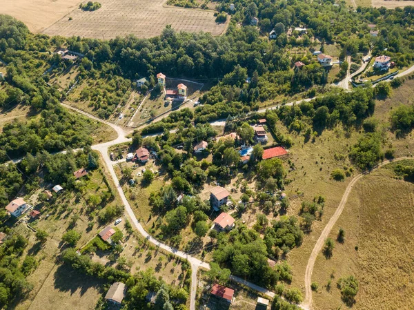 Légi Kilátás Egy Mezőgazdasági Földekkel Épületekkel Sűrű Fákkal Rendelkező Városra — Stock Fotó