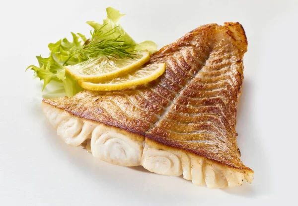 Delicioso Filé Peixe Com Fatias Alface Limão Fundo Branco — Fotografia de Stock