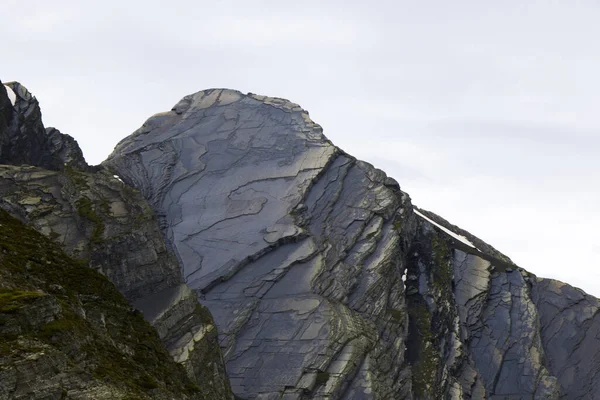 Eine Nahaufnahme Eines Felsigen Berggipfels Vor Grauem Himmel — Stockfoto