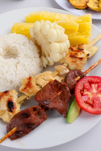 Primer Plano Carne Parrilla Pincho Con Arroz Verduras Plato — Foto de Stock