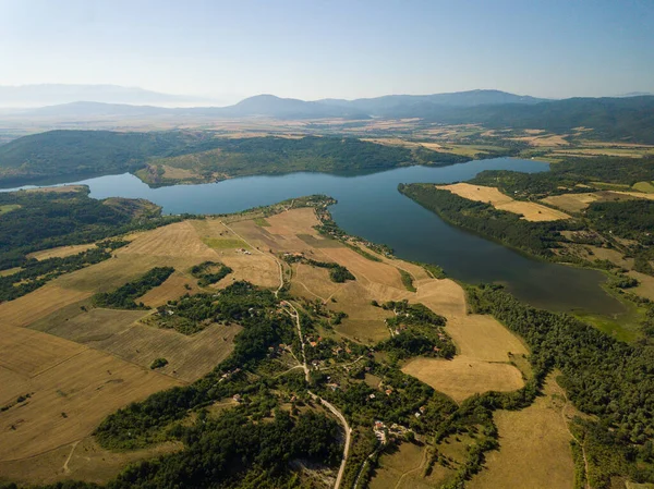 Uma Vista Aérea Lago Azul Campos Agrícolas Montanhas Sob Céu — Fotografia de Stock