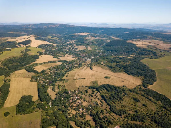 Uma Vista Aérea Campos Agrícolas Com Árvores Densas Colinas Edifícios — Fotografia de Stock