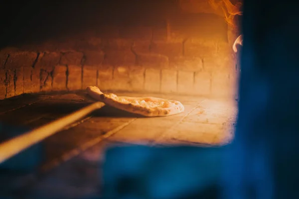 Una Pizza Recién Hecha Que Pone Horno Pizza Fuego Madera — Foto de Stock