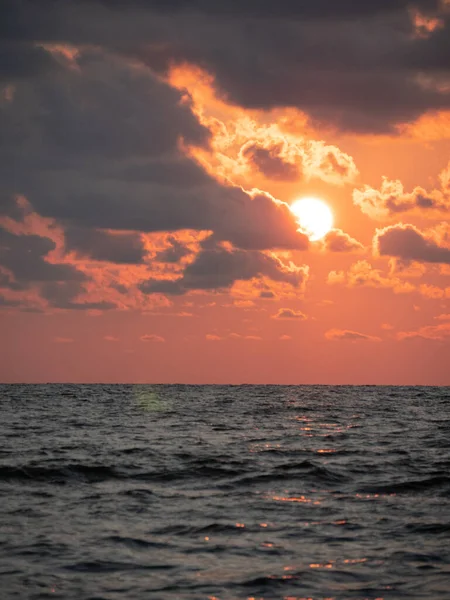 Una Hermosa Toma Puesta Sol Roja Sobre Mar — Foto de Stock