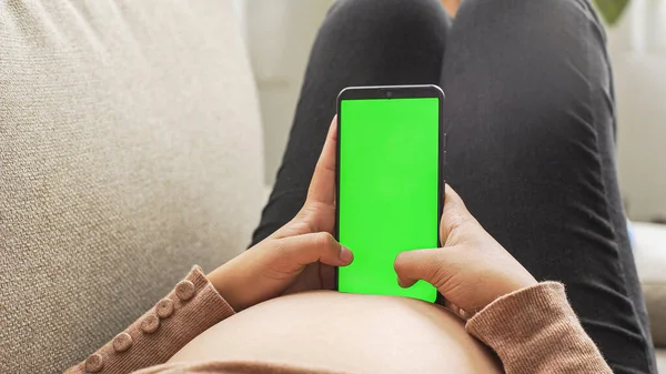 Egy Kép Egy Terhes Nőről Aki Otthon Okostelefonjával — Stock Fotó