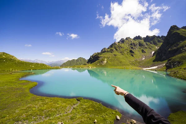 Ein Tourist Zeigt Tagsüber Auf Den Alpinen Bergsee Georgien — Stockfoto