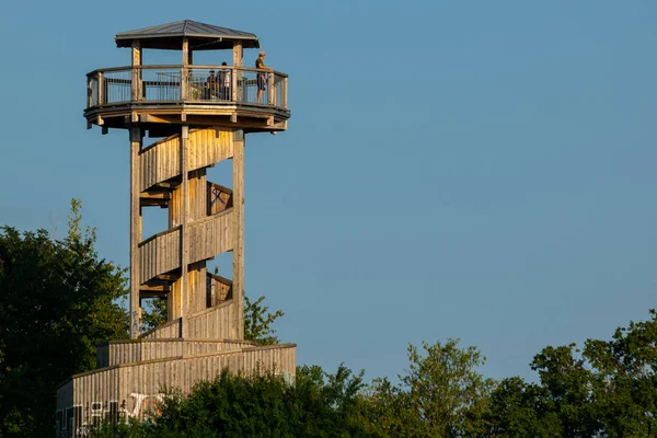 Una Torre Vigilancia Metálica Alta Con Gente Bajo Cielo Despejado — Foto de Stock