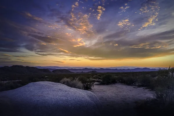 Sendero Campo Rodeado Montañas Bajo Cielo Nublado Durante Hermoso Amanecer —  Fotos de Stock