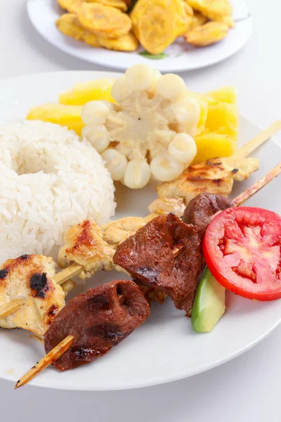 Крупный План Жареного Мяса Шампуре Рисом Овощами Тарелке — стоковое фото