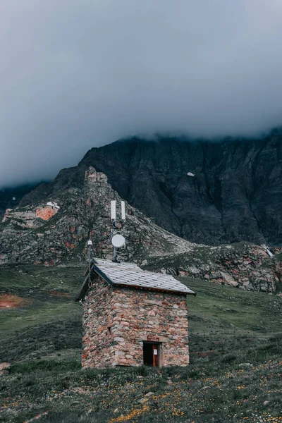 Plano Vertical Una Pequeña Casa Piedra Parque Nacional Gran Paradiso — Foto de Stock