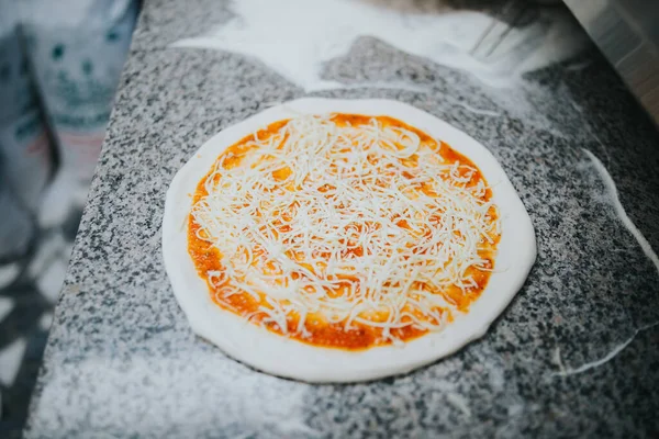 Eine Margherita Pizza Wartet Auf Der Theke Darauf Den Ofen — Stockfoto
