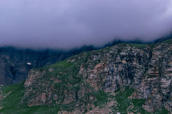 Olasz Alpokban Gran Paradiso Nemzeti Parkban Sűrű Köd Borította Sziklák — Stock Fotó