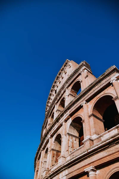 Uno Scatto Verticale Dei Dettagli Della Facciata Del Colosseo Roma — Foto Stock