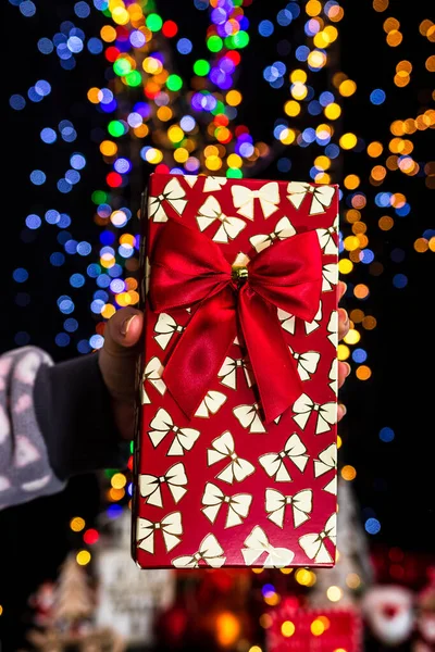 圣诞礼品盒的特写 背景上有红色缎带 — 图库照片