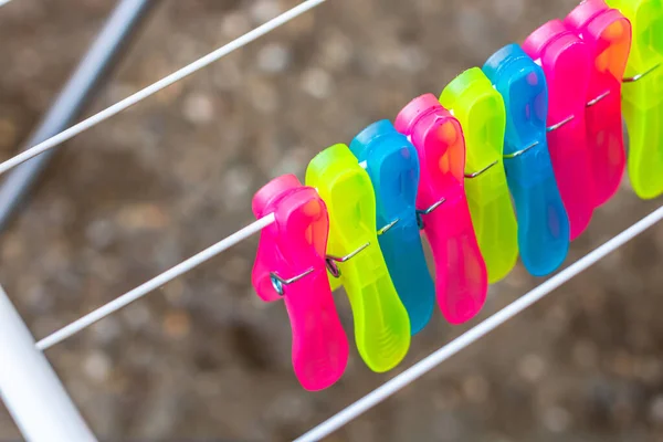Een Close Shot Van Kleurrijke Plastic Wasknijpers Lege Metalen Wasdroger — Stockfoto