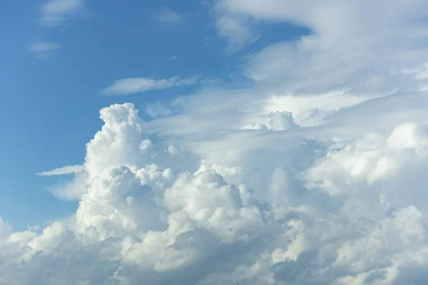 Awan Hujan Cumulonimbus Berisi Air Menara Yang Kontras Dengan Langit — Stok Foto